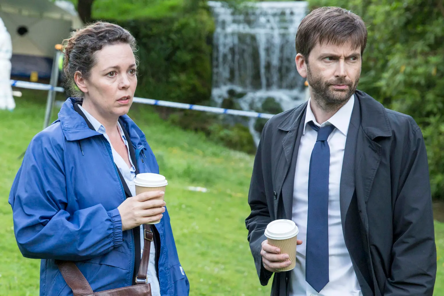 Αν ακόμα δεν έχετε ανακαλύψει το Broadchurch, τώρα είναι η στιγμή. Η σειρά είναι διαθέσιμη στο Ertflix και σας περιμένει να τη ζήσετε σε όλη της την ένταση. 