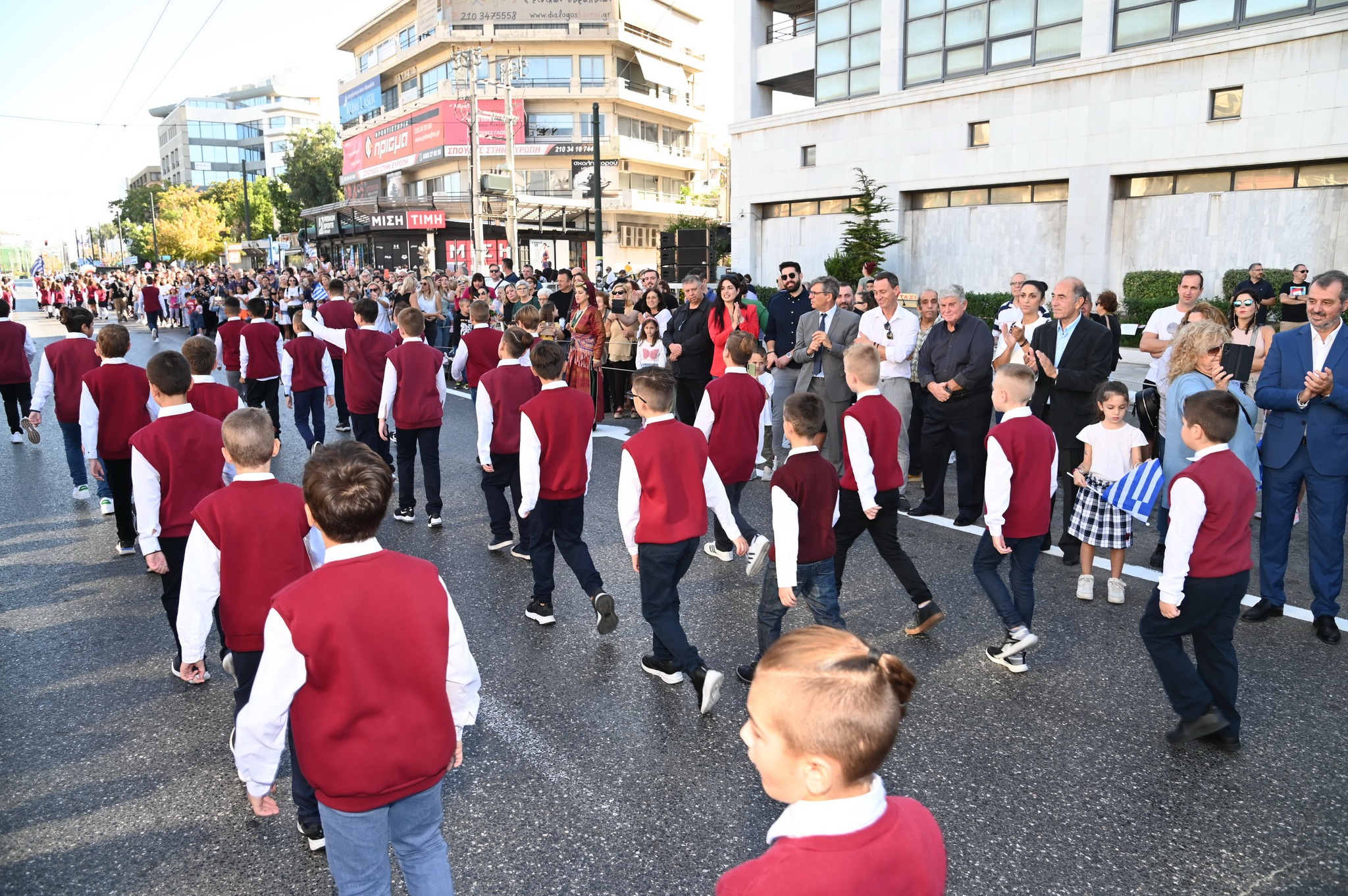 Πόσα παιδιά ξέρουν τι γιορτάζουν την 28η Οκτωβρίου και πόσα "απλά" κάνουν παρέλαση;