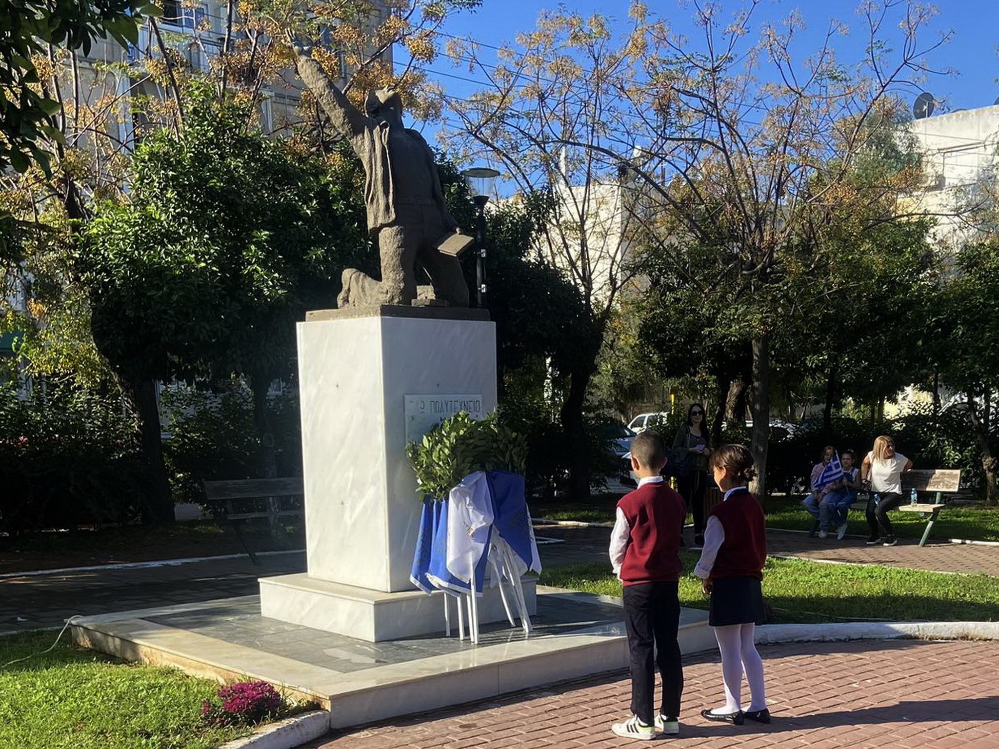 Πόσα παιδιά ξέρουν τι γιορτάζουν την 28η Οκτωβρίου και πόσα “απλά” κάνουν παρέλαση;