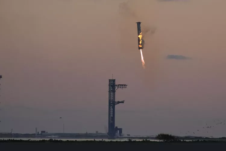 Ένα βήμα πιο κοντά στον Άρη: Ο πύραυλος της SpaceX επέστρεψε στη βάση εκτόξευσης