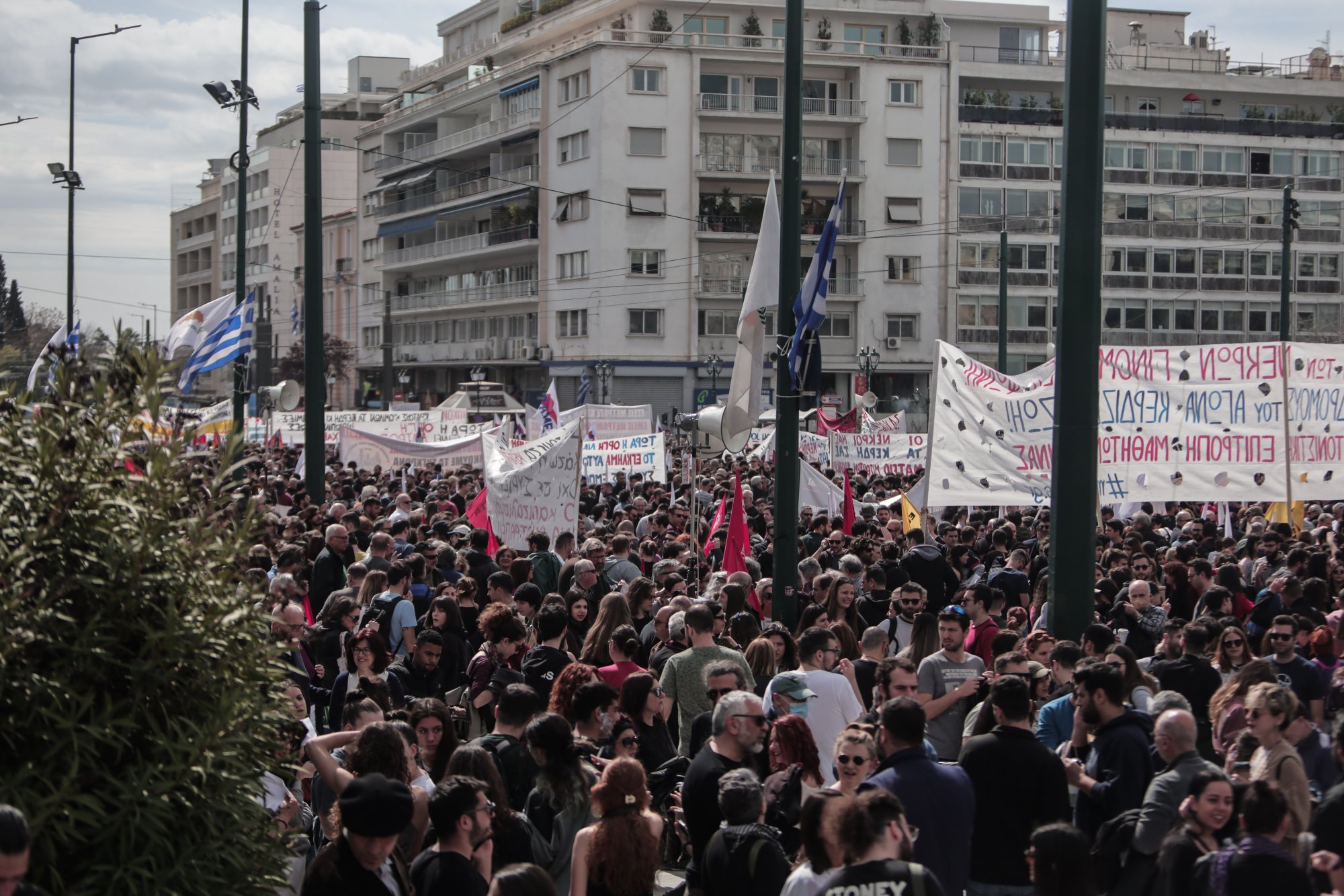 Η κυβέρνηση δεν θέλει καμία απεργία και βρήκε τον τρόπο να τις σταματάει, κάνοντας το Σύνταγμα "ραβασάκι" κατά πως την "βολεύει".